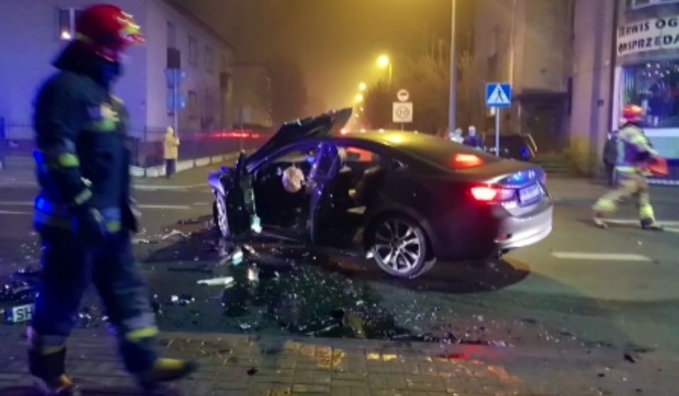 Wypadek w Chorzowie - czołowe zderzenie aut
