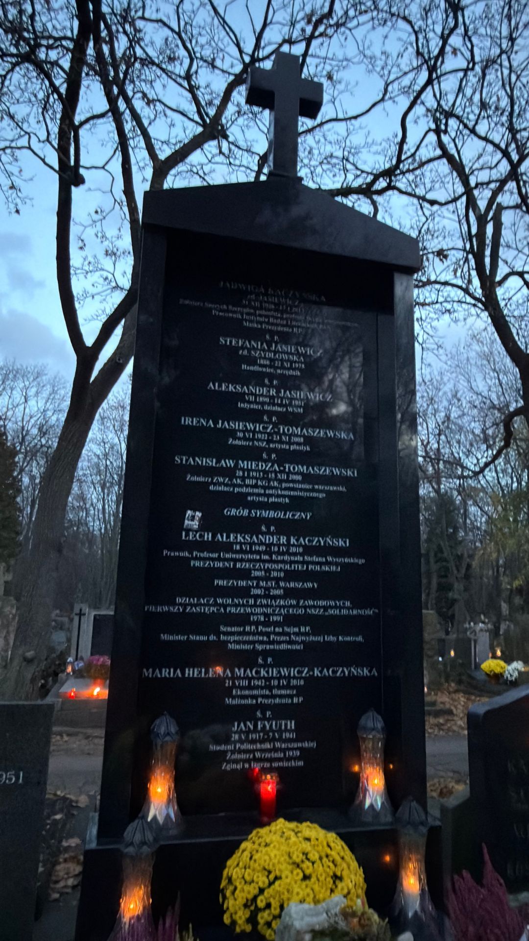 Tak wygląda dziś grób matki Jarosława Kaczyńskiego. Jeden szczegół przykuwa uwagę 