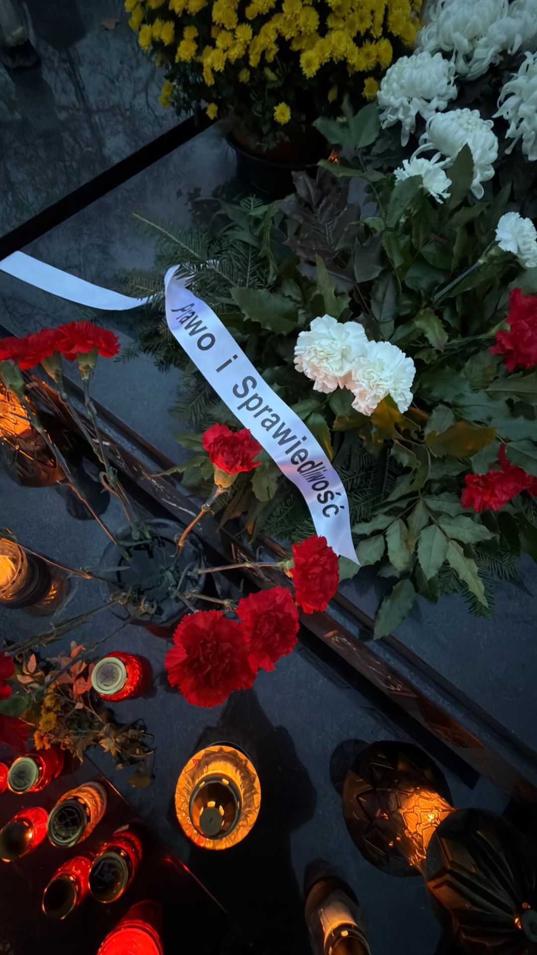 Tak wygląda dziś grób matki Jarosława Kaczyńskiego. Jeden szczegół przykuwa uwagę 