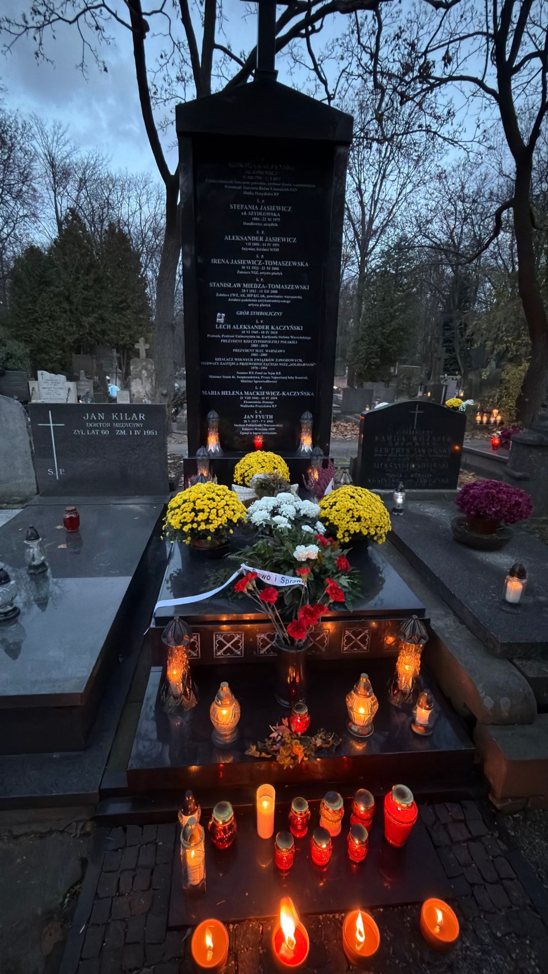 Tak wygląda dziś grób matki Jarosława Kaczyńskiego. Jeden szczegół przykuwa uwagę 