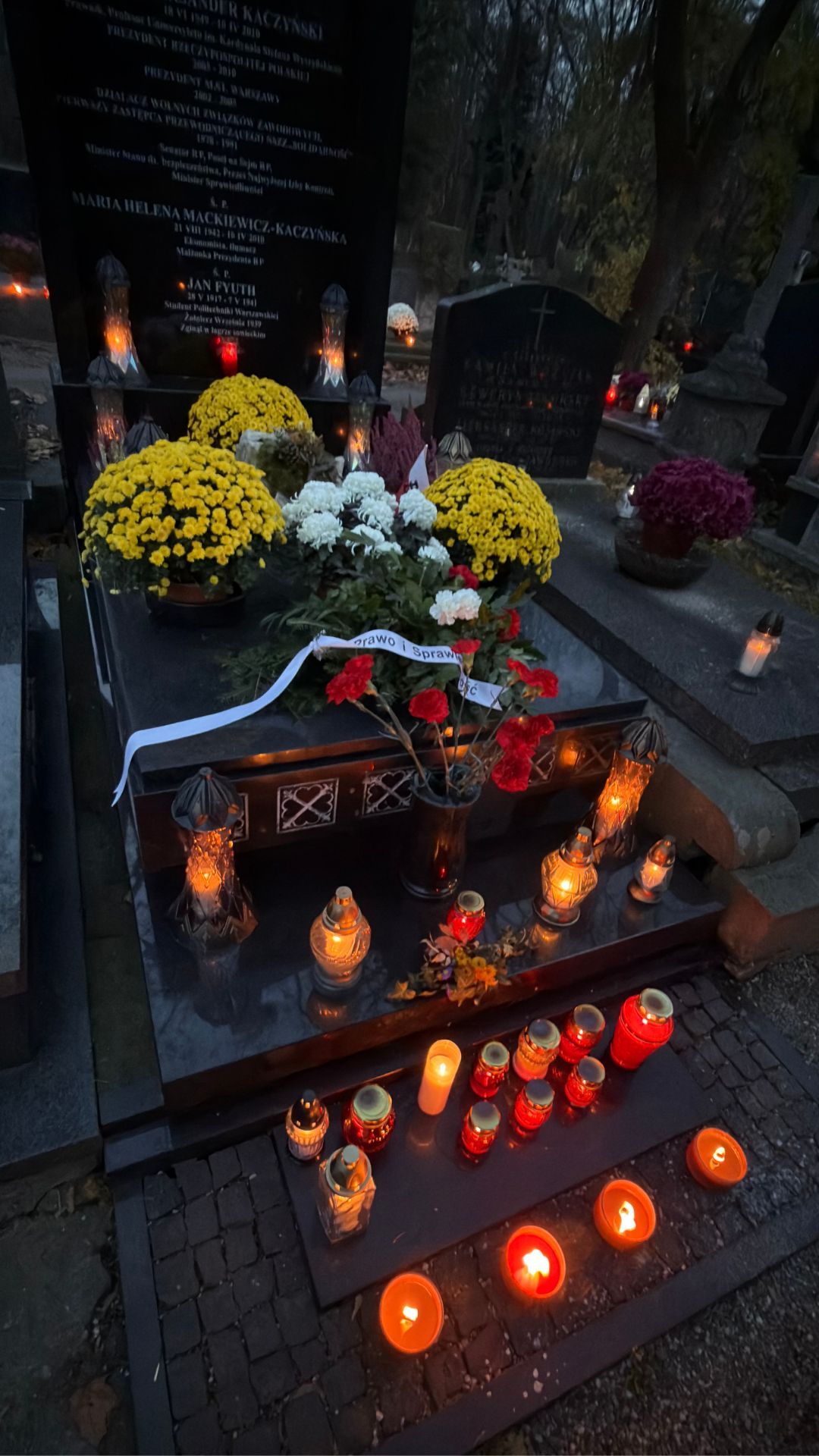 Tak wygląda dziś grób matki Jarosława Kaczyńskiego. Jeden szczegół przykuwa uwagę 