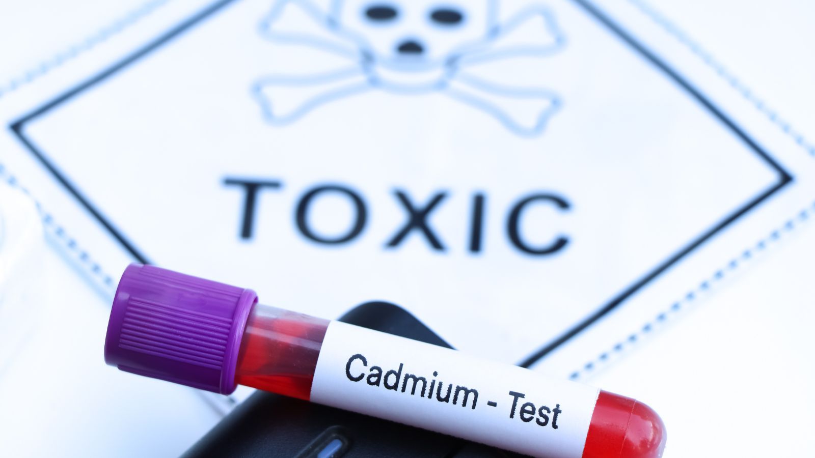 Pilny apel sieciówki do klientów. Natychmiast zdejmij taką biżuterię, zawiera substancję toksyczną