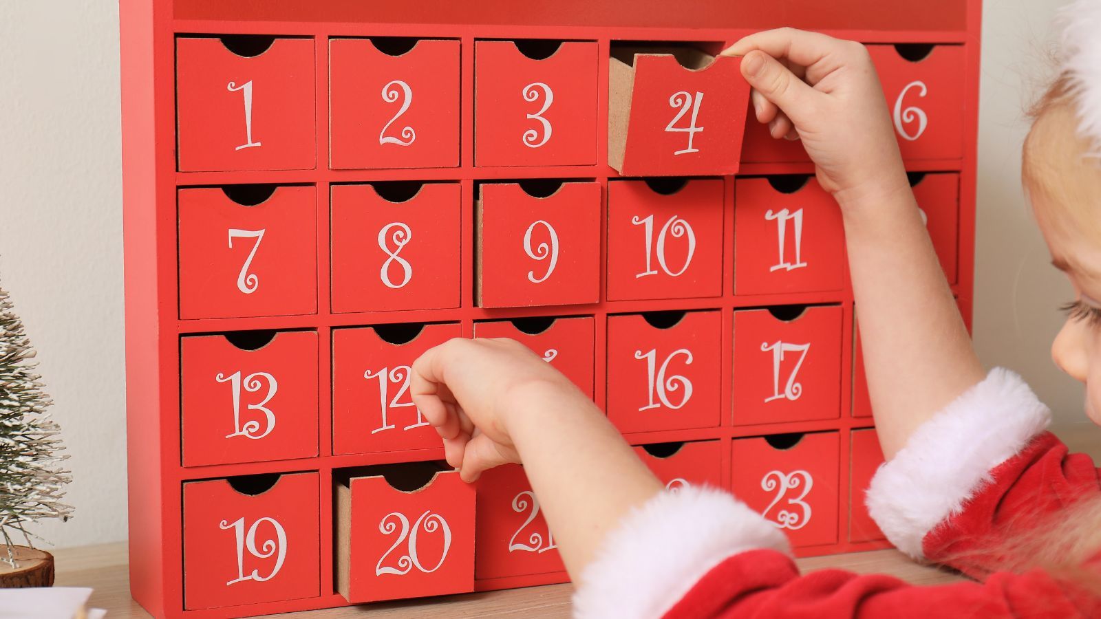 Nietypowe sceny na antenie TVP Info. Polityk wręczył prowadzącym prezent