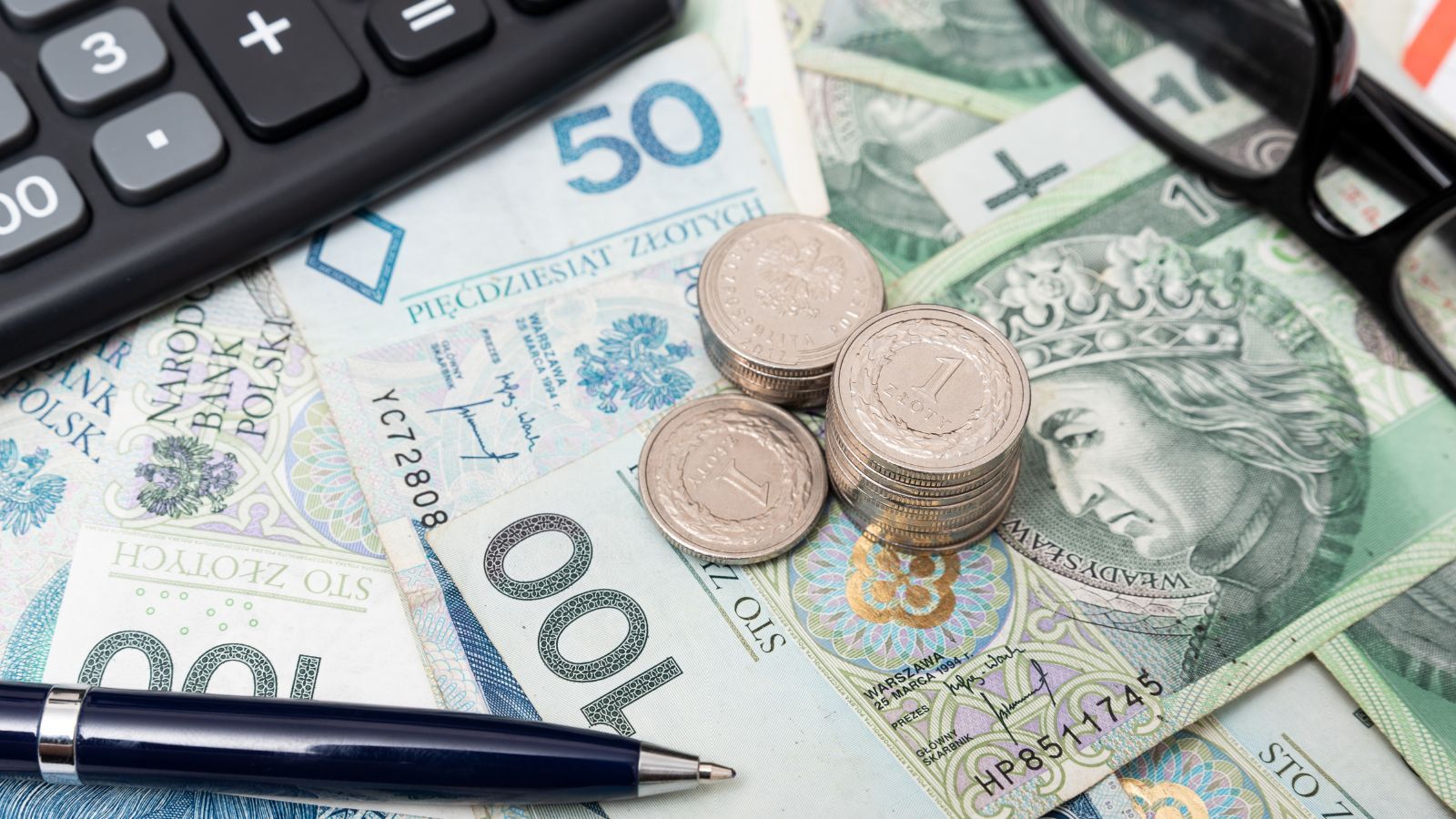 Dobre wieści dla emerytów. Tysiące Polaków dostaną w styczniu dodatkowe pieniądze z ZUS