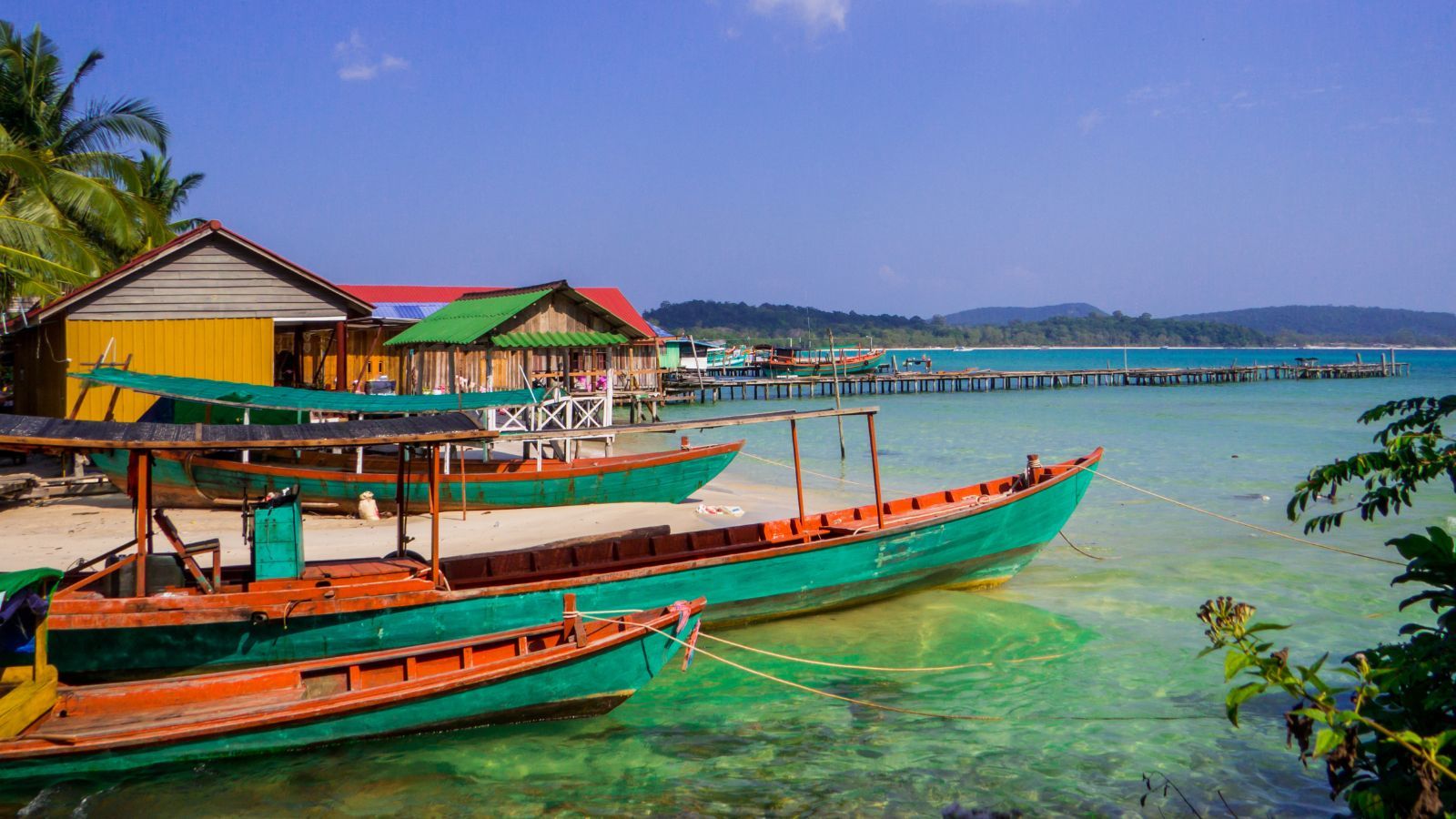 MSZ ostrzega turystów z Polski. Ewakuacje w wakacyjnym raju, myśliwce nad popularną atrakcją