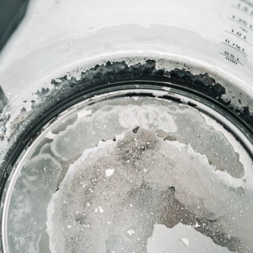 Żaden ocet. Ten sposób na odkamienienie czajnika jest 100 razy lepszy