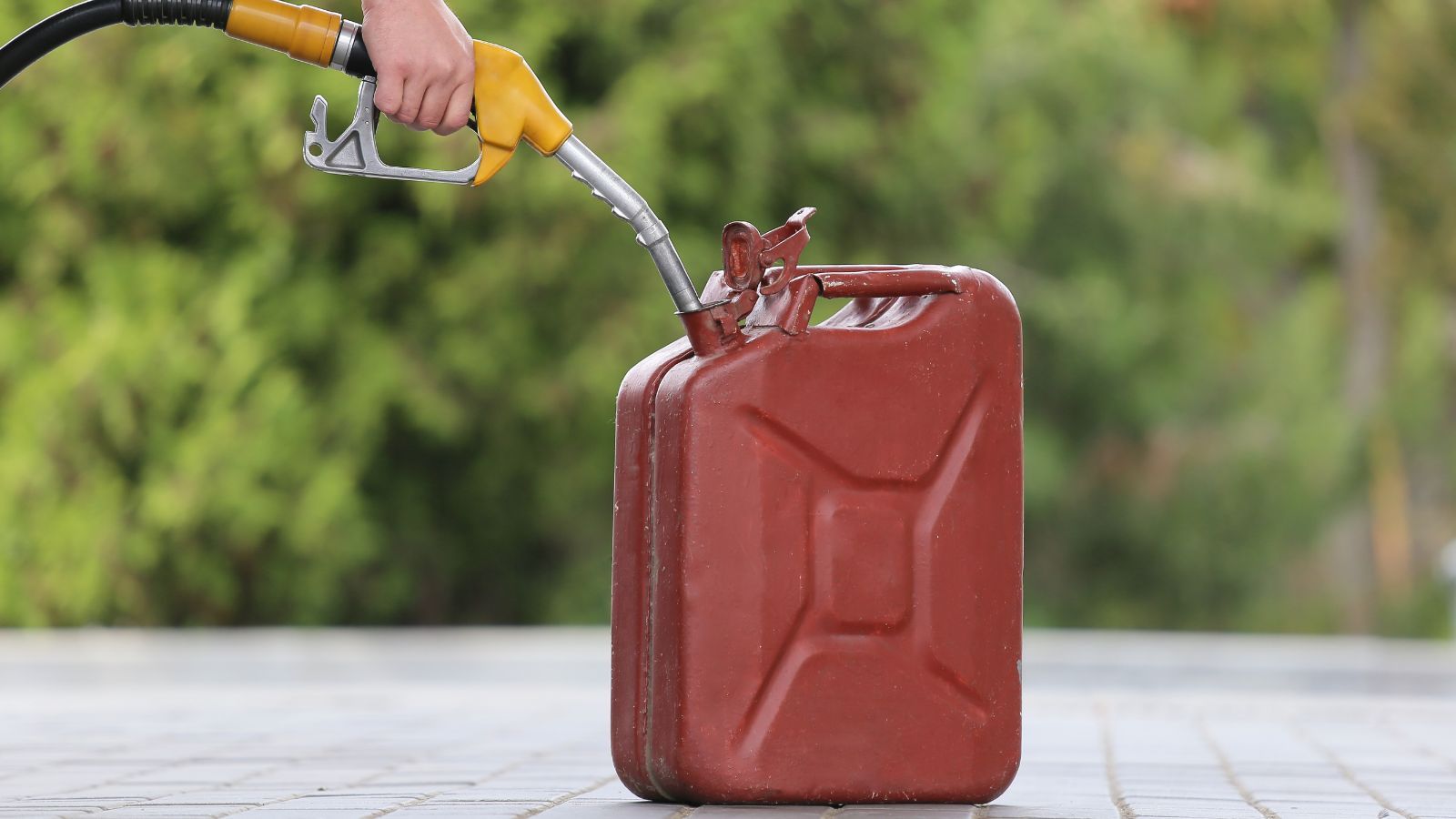 Na stacjach zabraknie paliwa? Kierowcy muszą się pilnować, za to grozi im srogi mandat