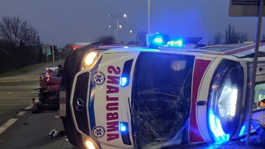 Samochód wjechał w karetkę na sygnale w Ostrowcu Świętokrzyskim. Cztery osoby w szpitalu