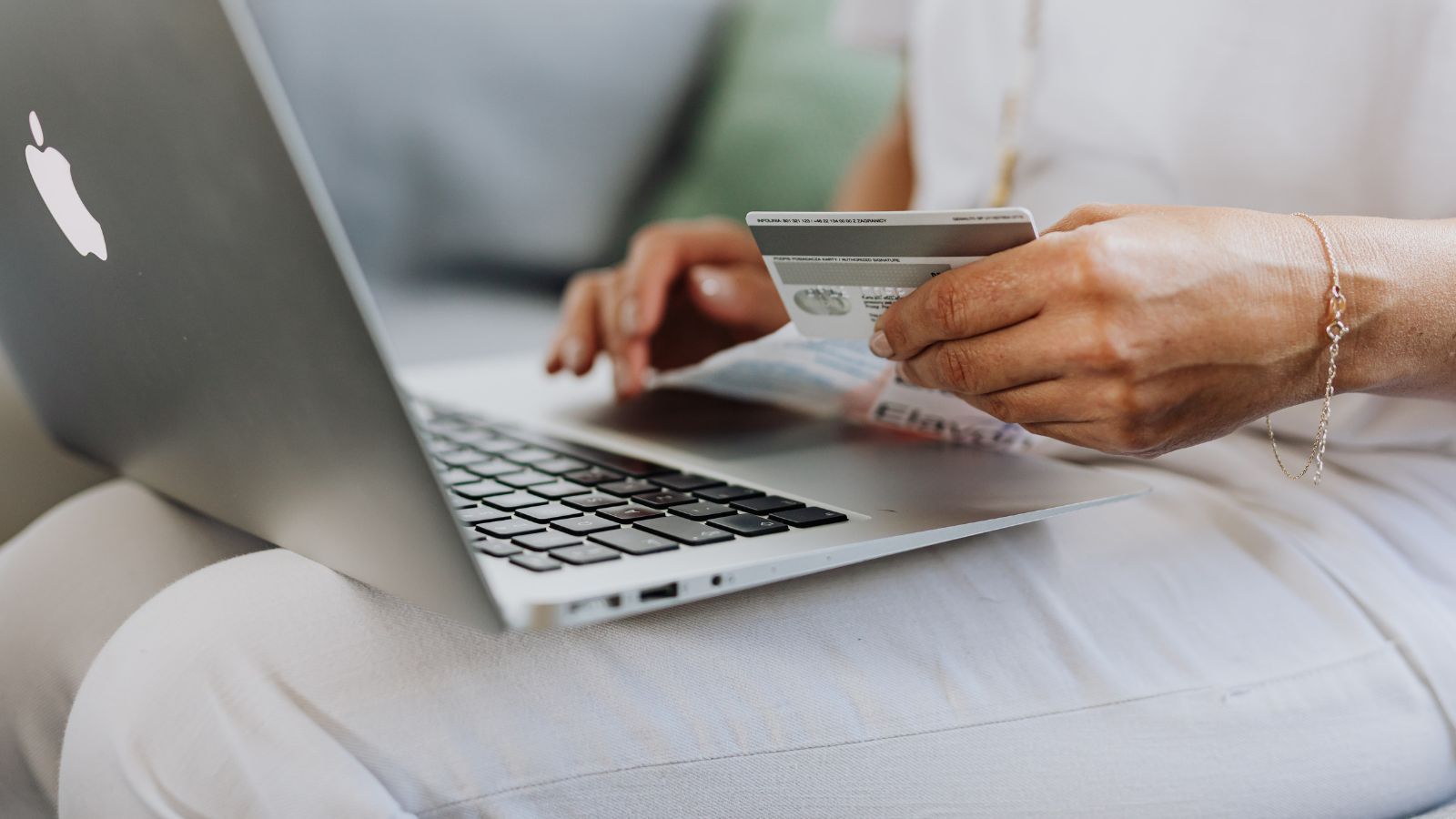 Karta płatnicza straciła ważność? Nigdy z nią tego nie rób, kłopoty przyjdą same