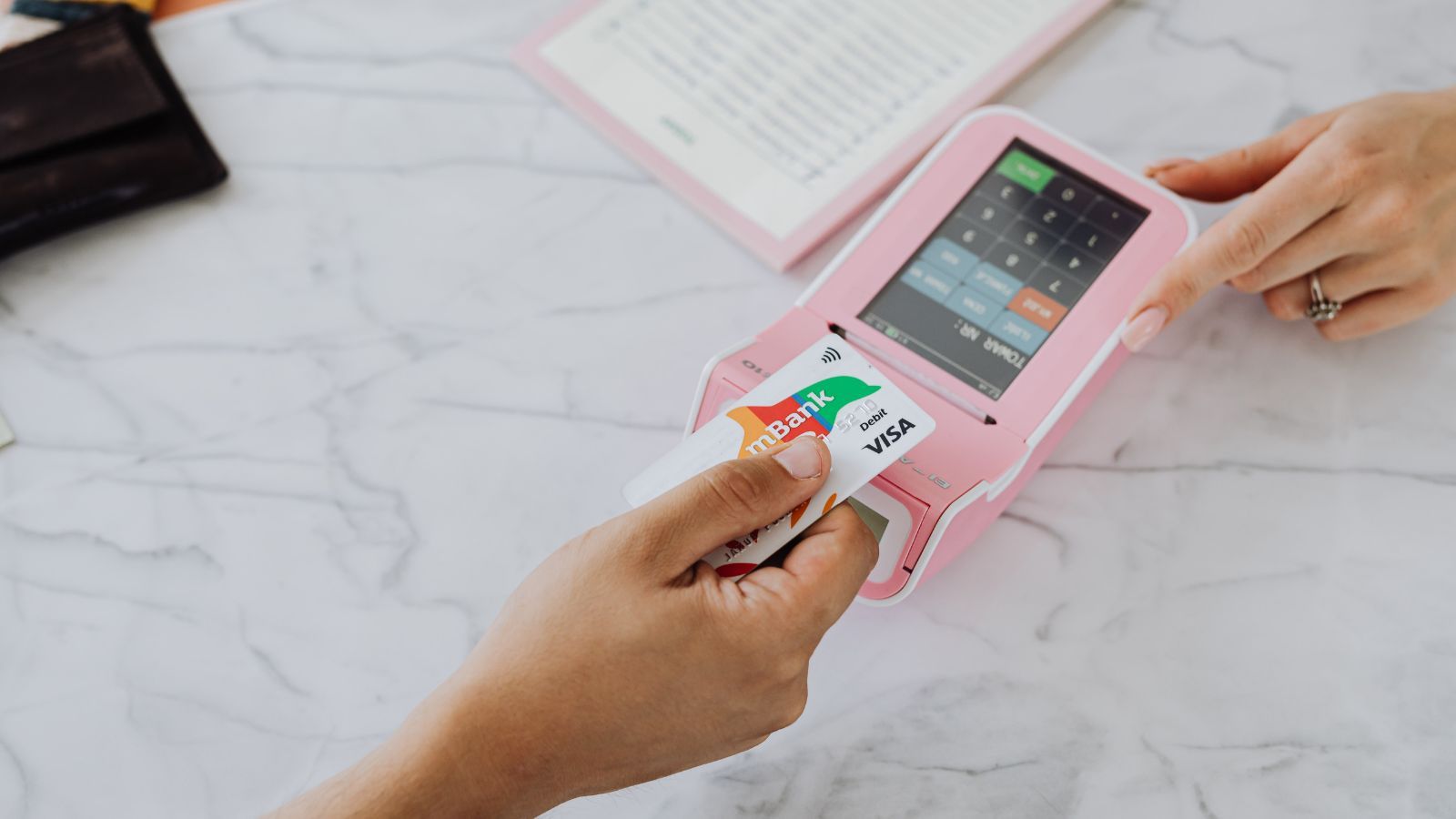 W tym przypadku nie wypłacaj gotówki z bankomatu. Bank ostrzega: "Przerwij transakcję i odejdź od urządzenia"