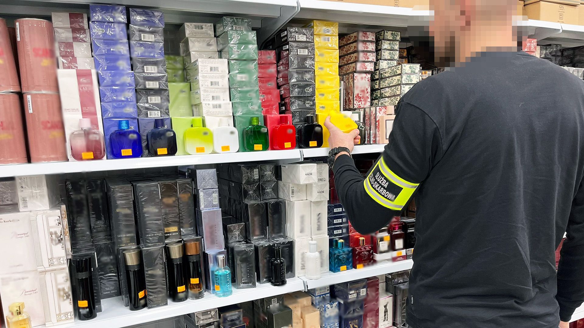 Gigantyczny nalot skarbówki na centrum handlowe. Zabezpieczono prawie 158 tys. sztuk towaru