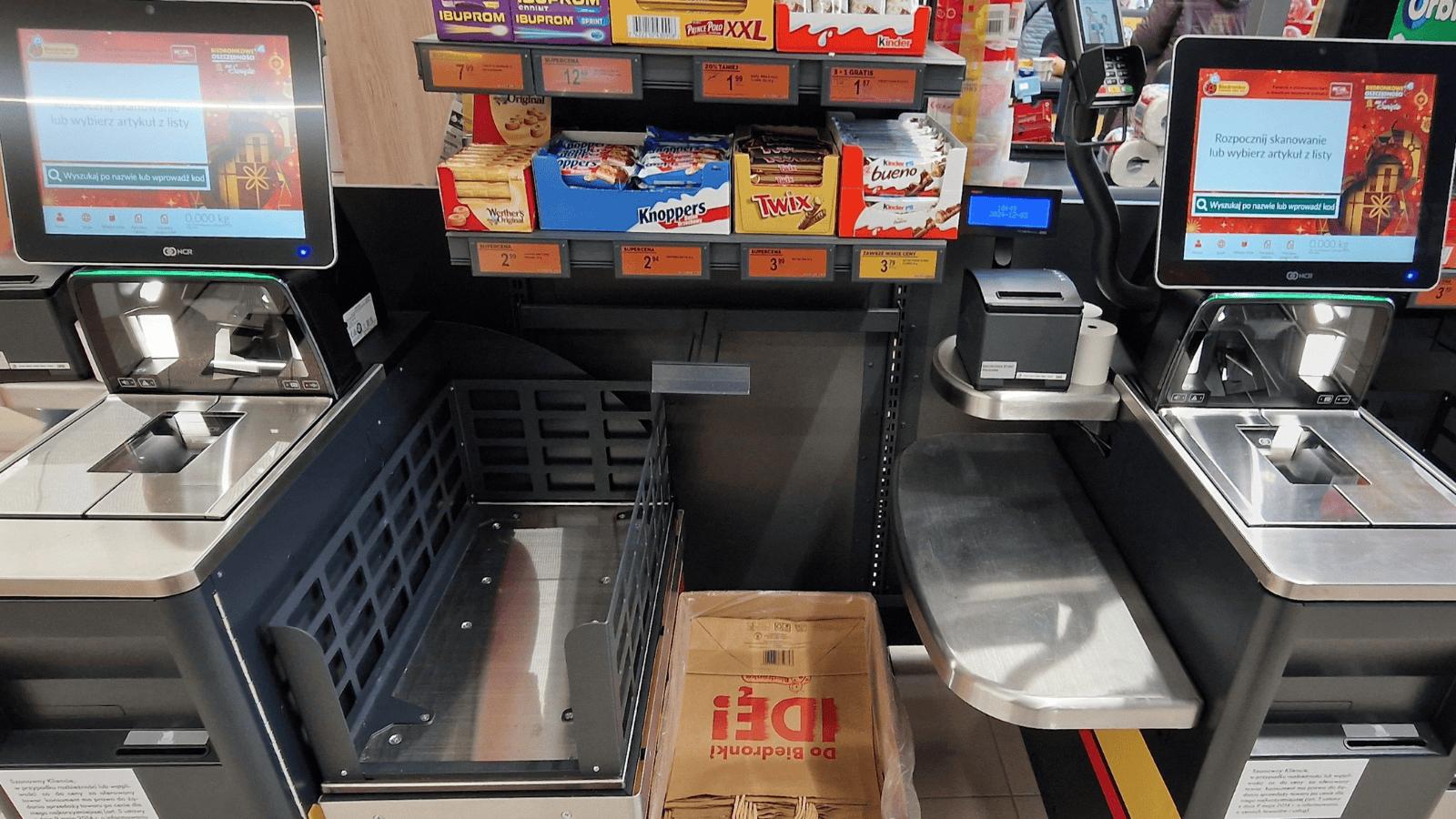 Klienci Biedronki przecierają oczy przy kasach. Tak klienci odzyskują pieniądze