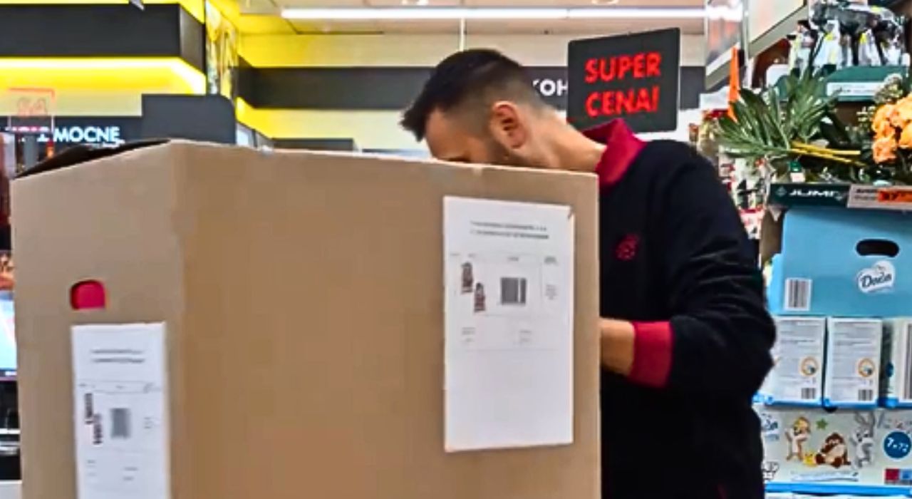 Kasjer pokazał, jaki towar przyjechał do Biedronki. Film wywołał burzę w Internecie