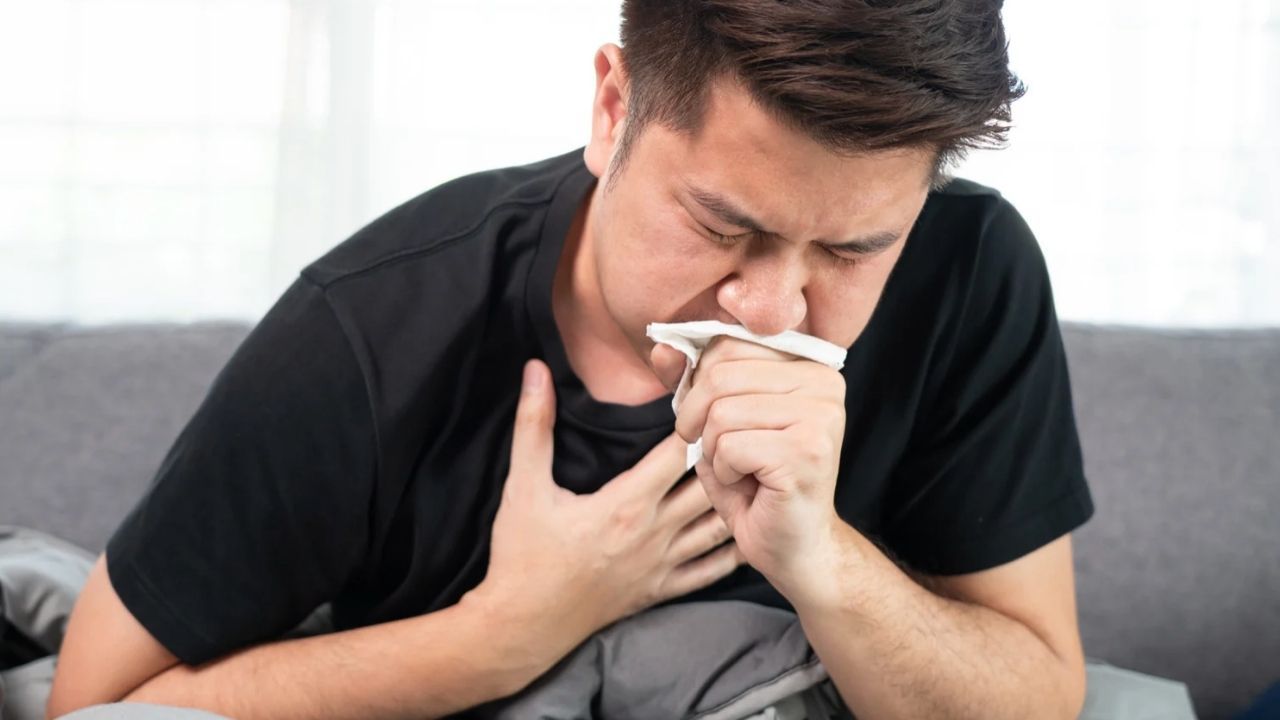 kaszlący mężczyzna