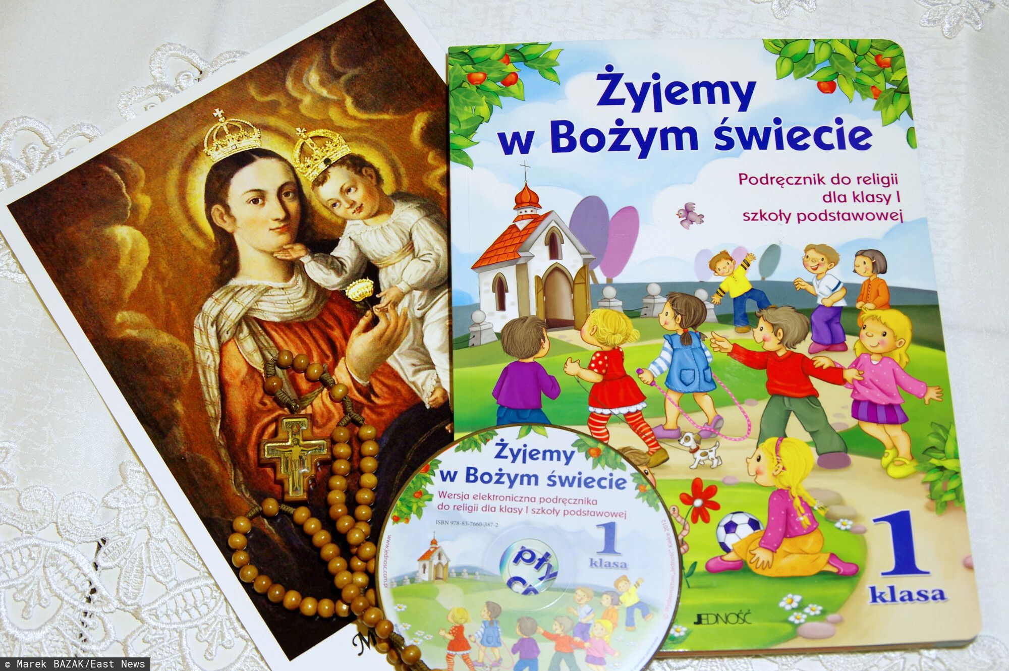 Ile zarabia katecheta w szkole? Wysokość pensji nauczycieli religii potrafi zaskoczyć