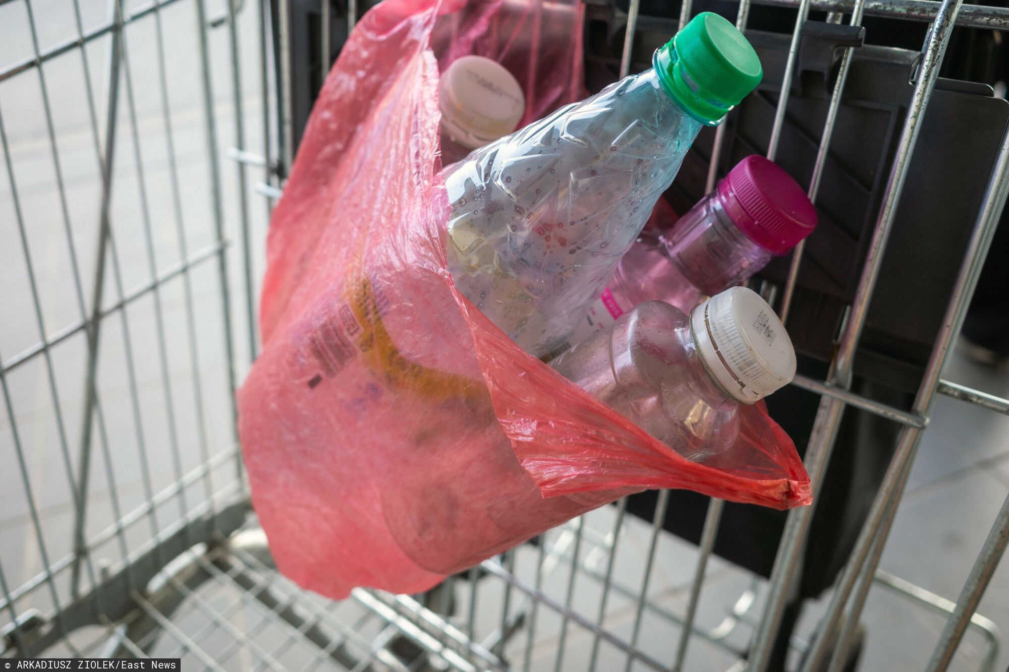 Kobieta zwróciła 120 butelek. Zamiast zysków, przy kasie czekało na nią rozczarowanie