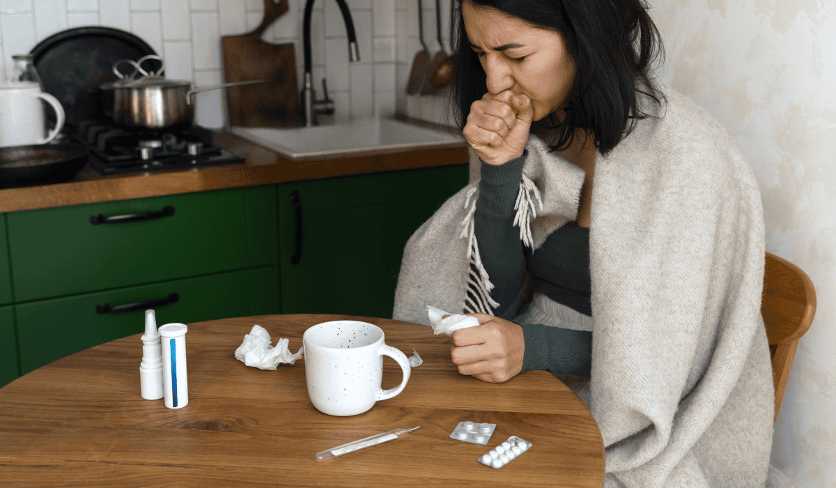 Przeziębiona kobieta z lekami i kawą