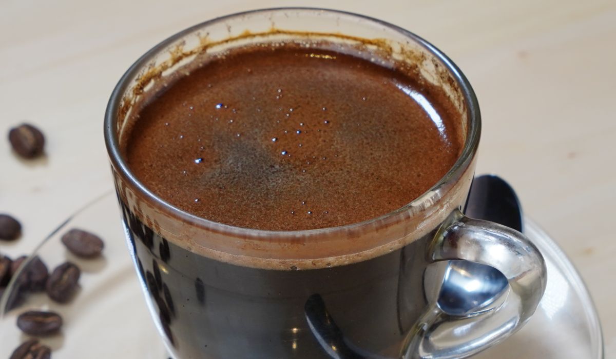 kawa w szklance