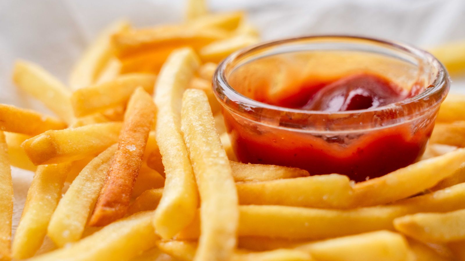 Przebadano keczupy z supermarketów. Polacy się tym zajadają, a norma przekroczona 8 razy