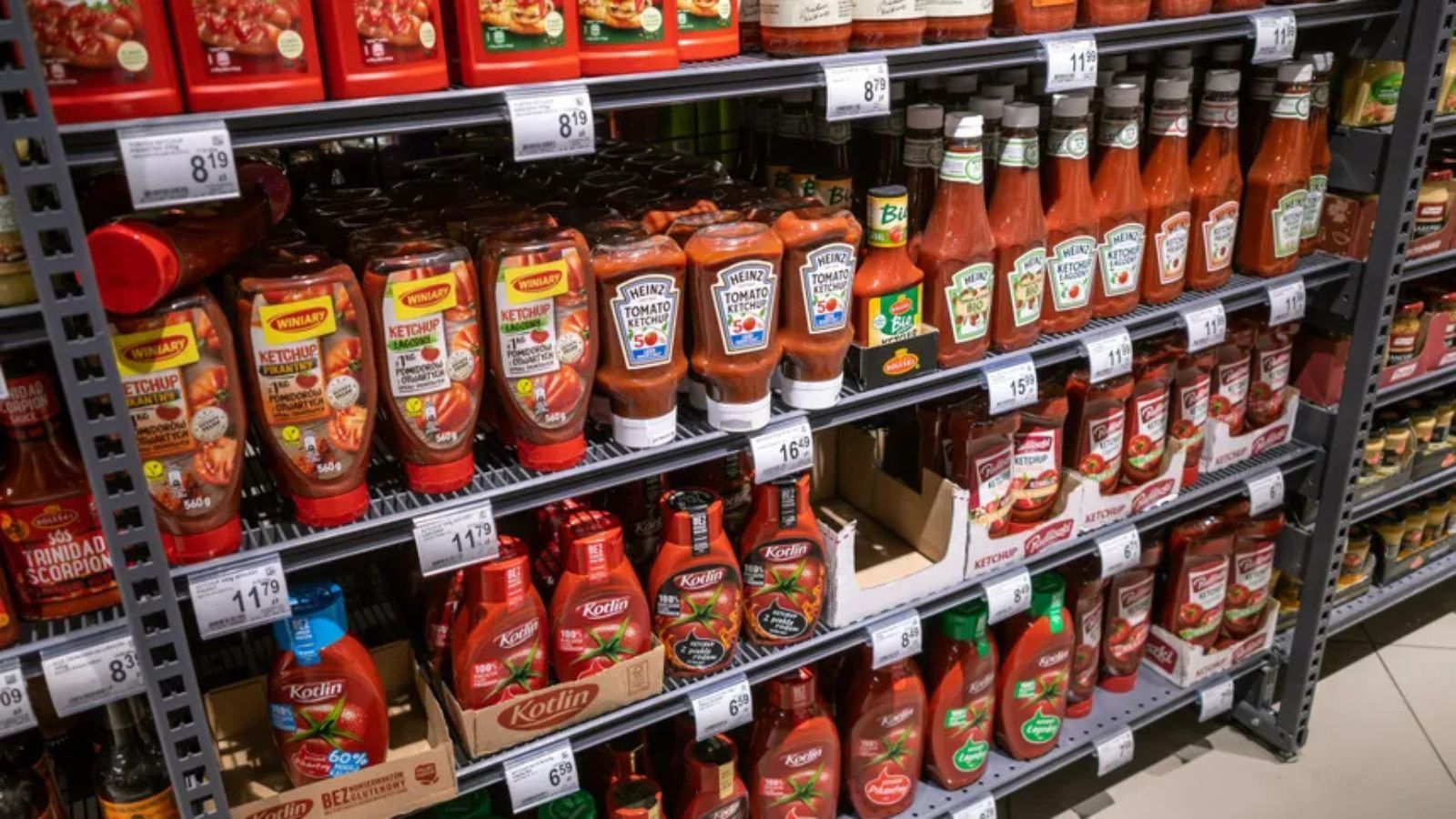 Przebadano keczupy z supermarketów. Polacy się tym zajadają, a norma przekroczona 8 razy
