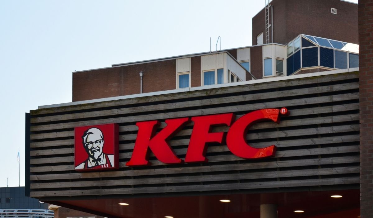 Znaleźli w KFC przeterminowane mięso. To ustaliły służby