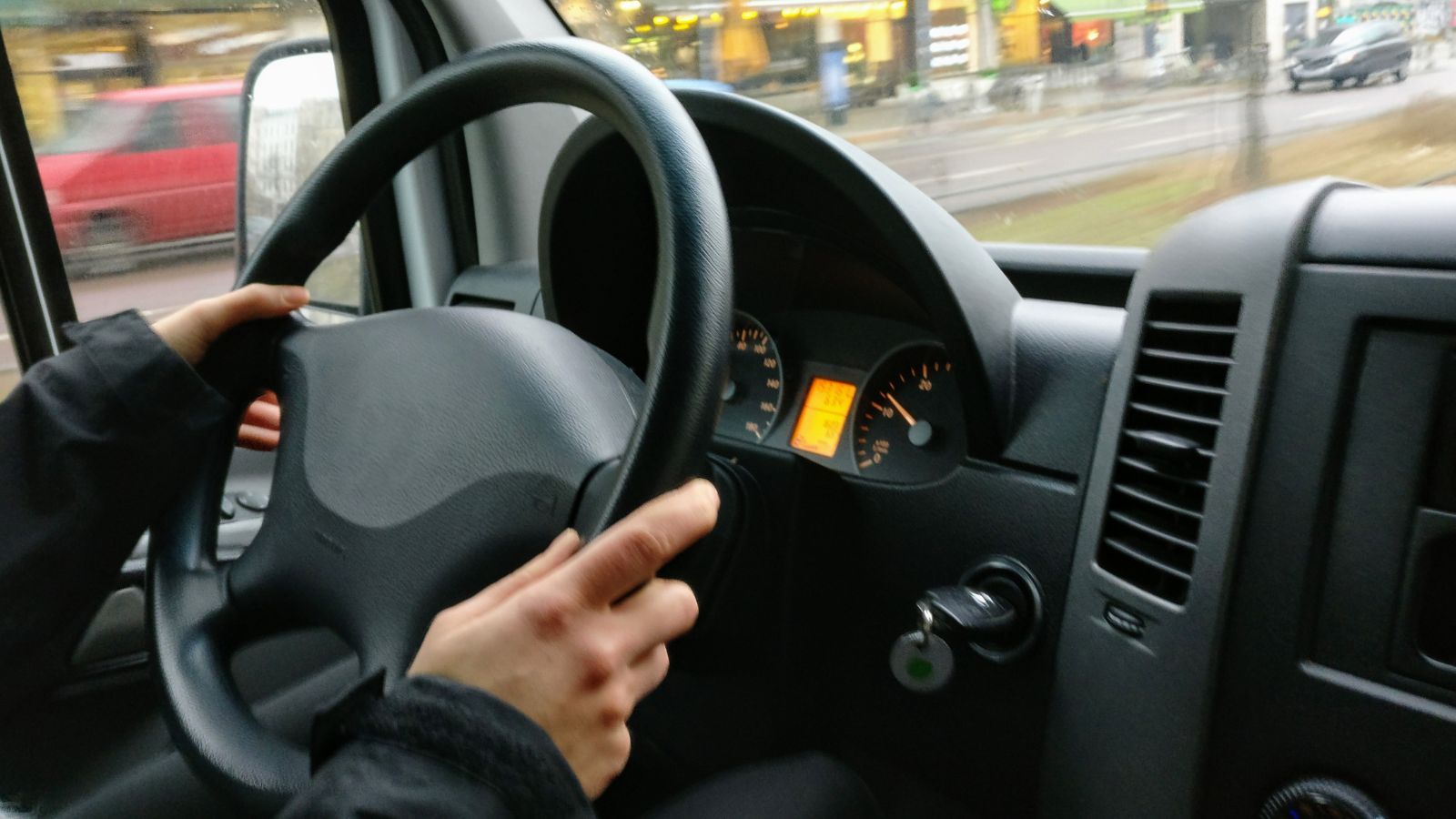 Gdynia: auto wjechało w witrynę restauracji. 16-latka ranna