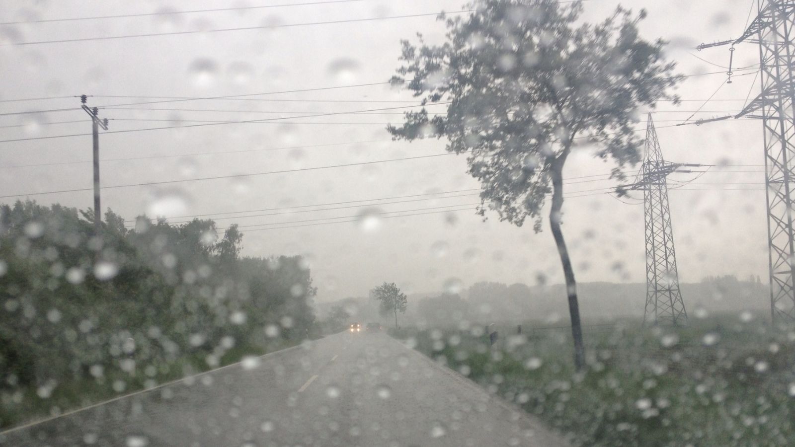 Pogodowa triada uderza w Polskę. IMGW ostrzega przed niebezpiecznymi zjawiskami