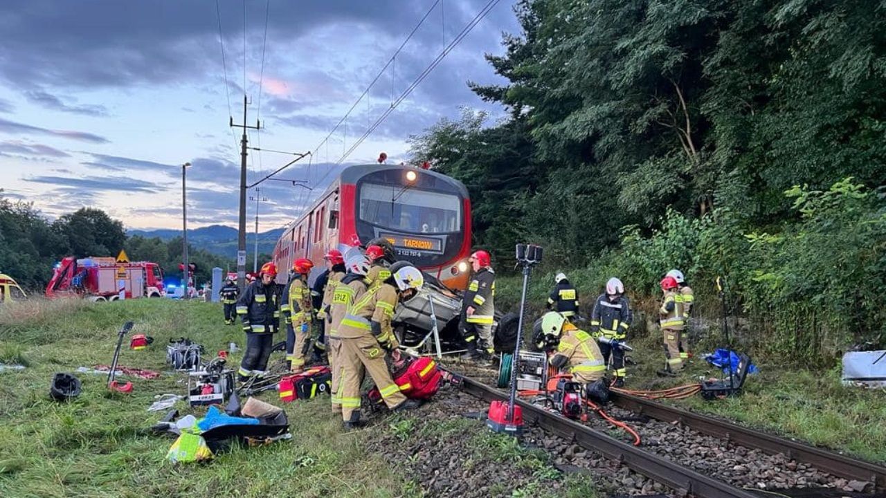 Tragiczny wypadek na Podlasiu. Auto wjechało pod pociąg, nie żyją 2 osoby