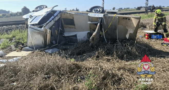  Tragedia w niedzielny poranek. Pociąg zmiażdżył kamper, nie żyje jedna osoba