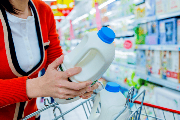kobieta kupuje mleko.png