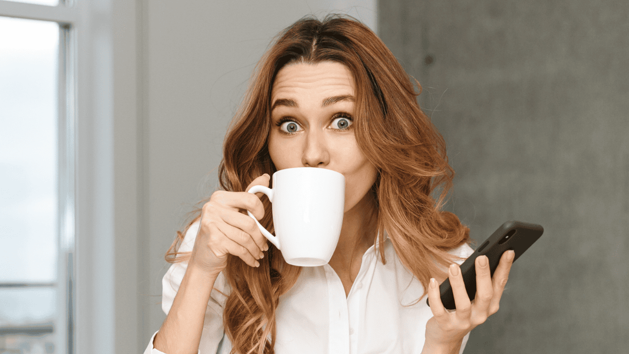 kobieta pije kawę