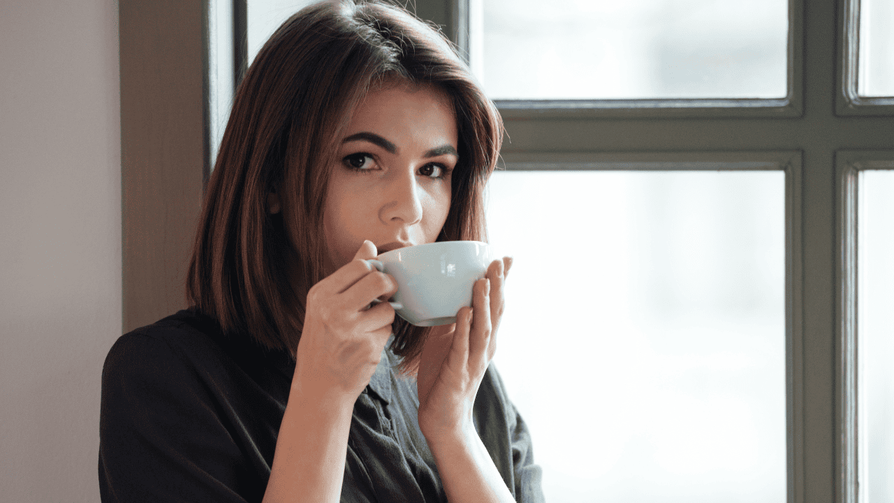kobieta pije kawę