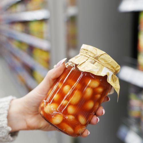 Rozbiłeś słoik w sklepie? Prawo jasno mówi, kto za to zapłaci