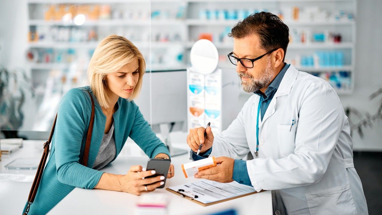 kobieta w aptece rozmawia z farmaceutą