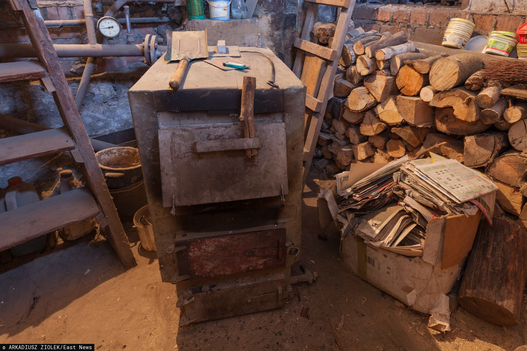 Kontrole już pukają do drzwi i sprawdzają, czym ogrzewasz dom. Za ten "drobiazg" nawet 5 tys. zł kary