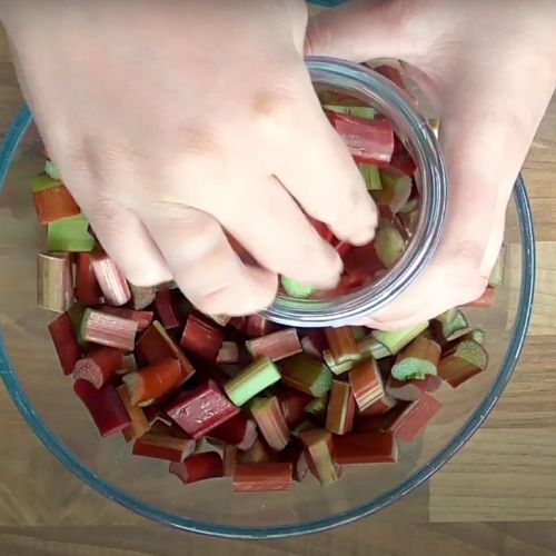 Pakuję rabarbar do słoików i robię kompot na zimę. Rodzina ciągle o niego prosi 