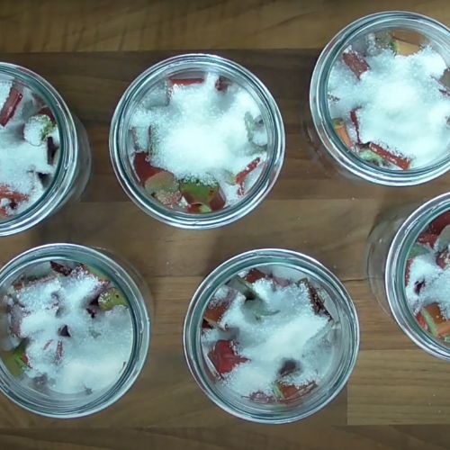 Pakuję rabarbar do słoików i robię kompot na zimę. Rodzina ciągle o niego prosi 