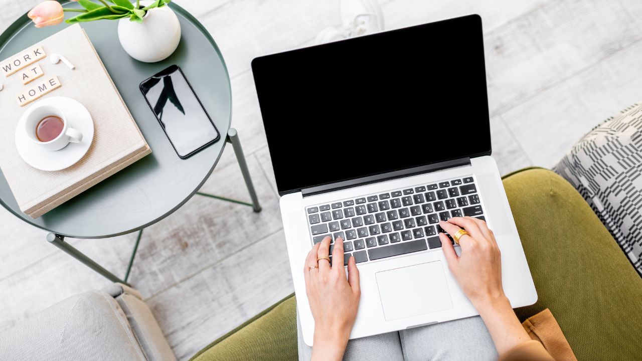 Potężny atak na polskie biuro podróży. Ministerstwo Cyfryzacji potwierdza, wyciekły dane klientów