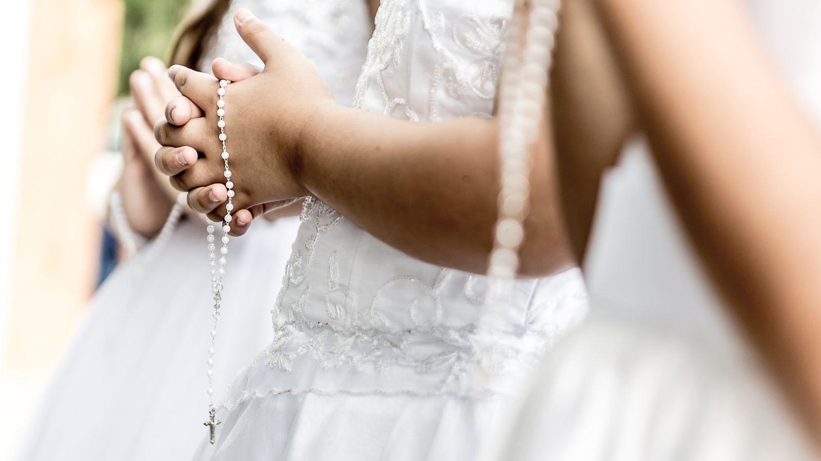 Cena "za talerzyk" na komunii. Można już mówić o małym weselu, Polacy łapią się za głowy