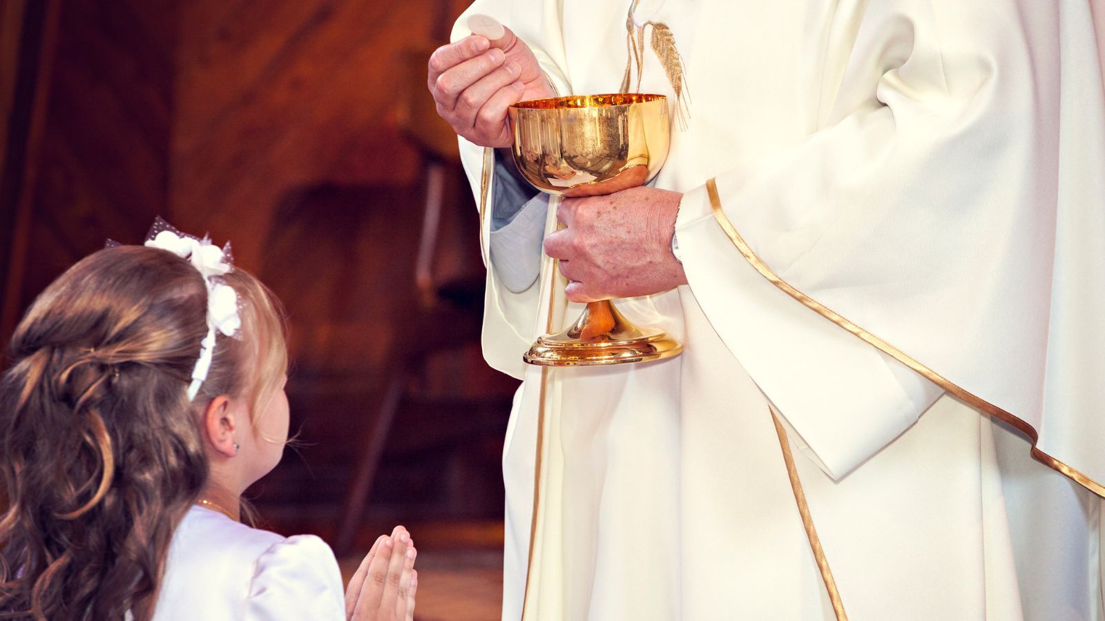 Rodzice wciąż zabierają pieniądze z komunii. Za kilka lat mogą mieć problem, prawo mówi jasno