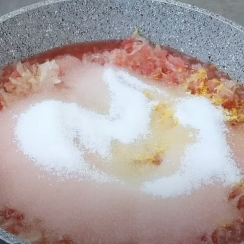 Weź skórki z arbuza i zetrzyj na tarce. Przygotujesz z nich nie lada przysmak