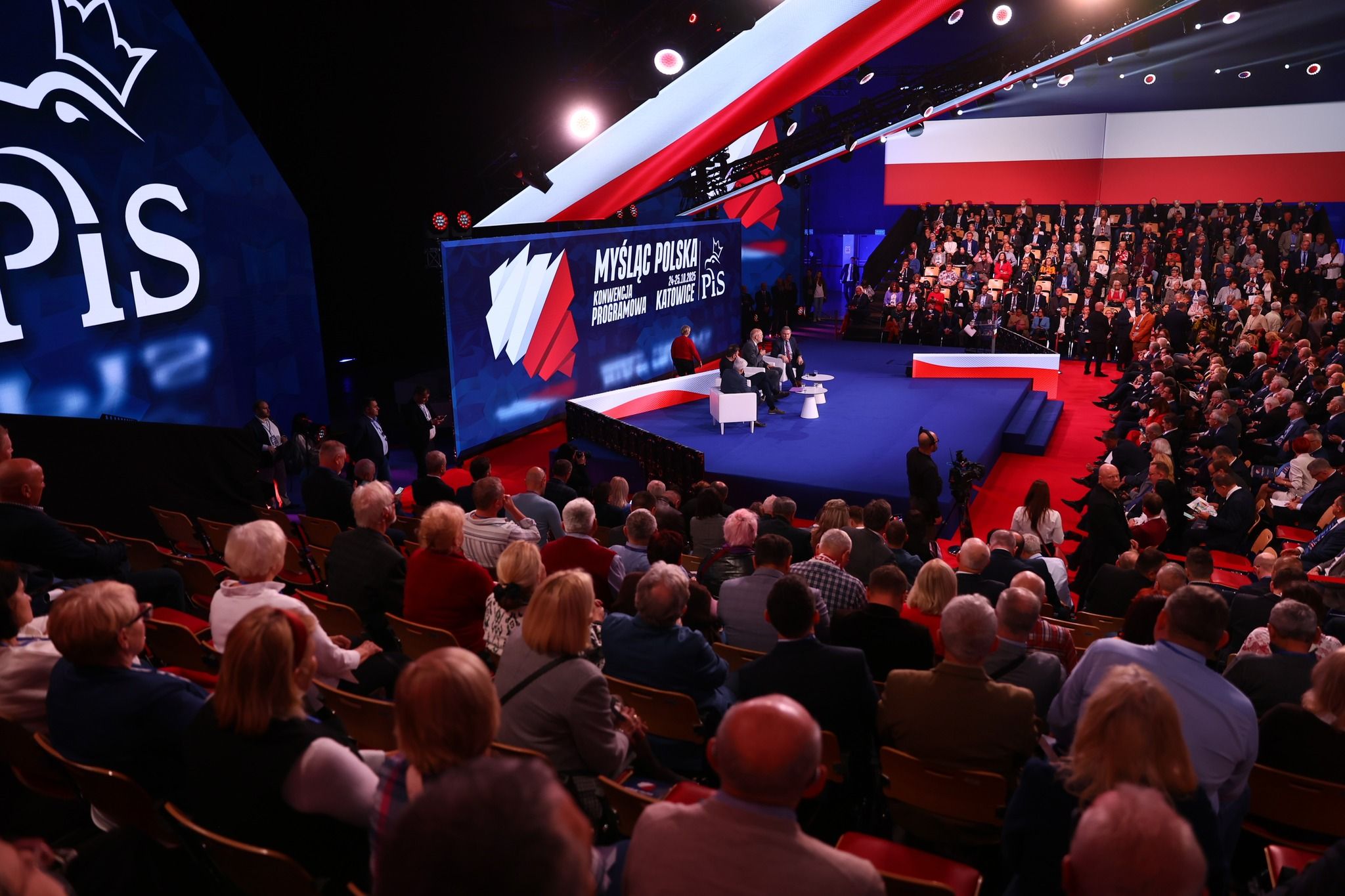 Nawet 200 tys. zł dla rodzin w ramach nowego bonu. PiS wchodzi w kampanię z asem w rękawie