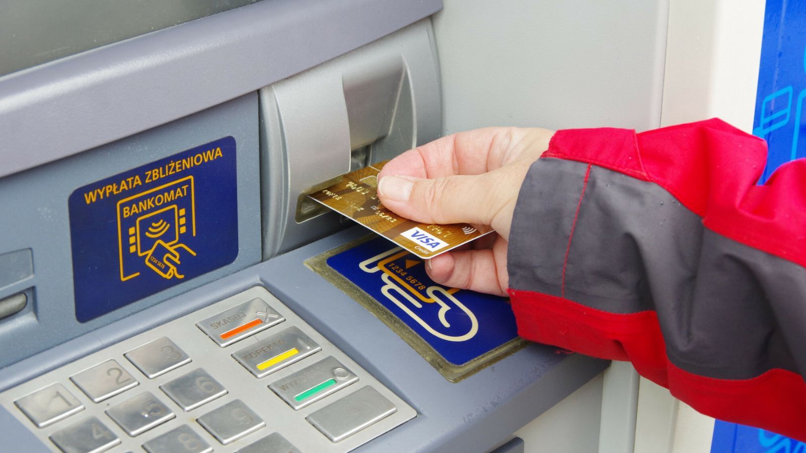 Bank może zamknąć konto nieużywane przez dłuższy czas. Jak wypłacić z niego pieniądze?