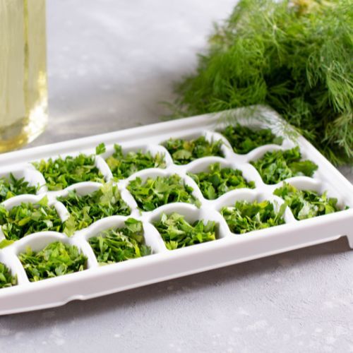 Pakuję koperek do słoika i sypię sól. Ten patent zasługuje na medal