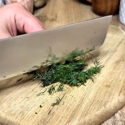 Żadne pudełko po lodach. Mam 100 razy lepszy sposób na mrożenie koperku