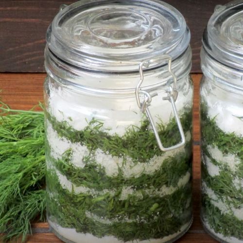 Pakuję koperek do słoika i sypię sól. Ten patent zasługuje na medal