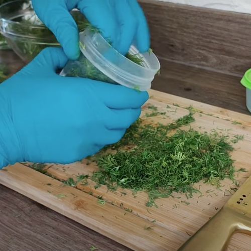 Żadne pudełko po lodach i słoik zasypany solą. Tak mrożę koperek