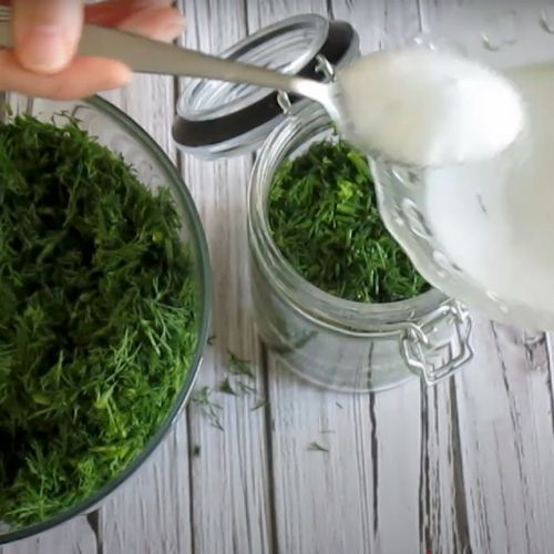 Pakuję koperek do słoika i sypię sól. Ten patent zasługuje na medal