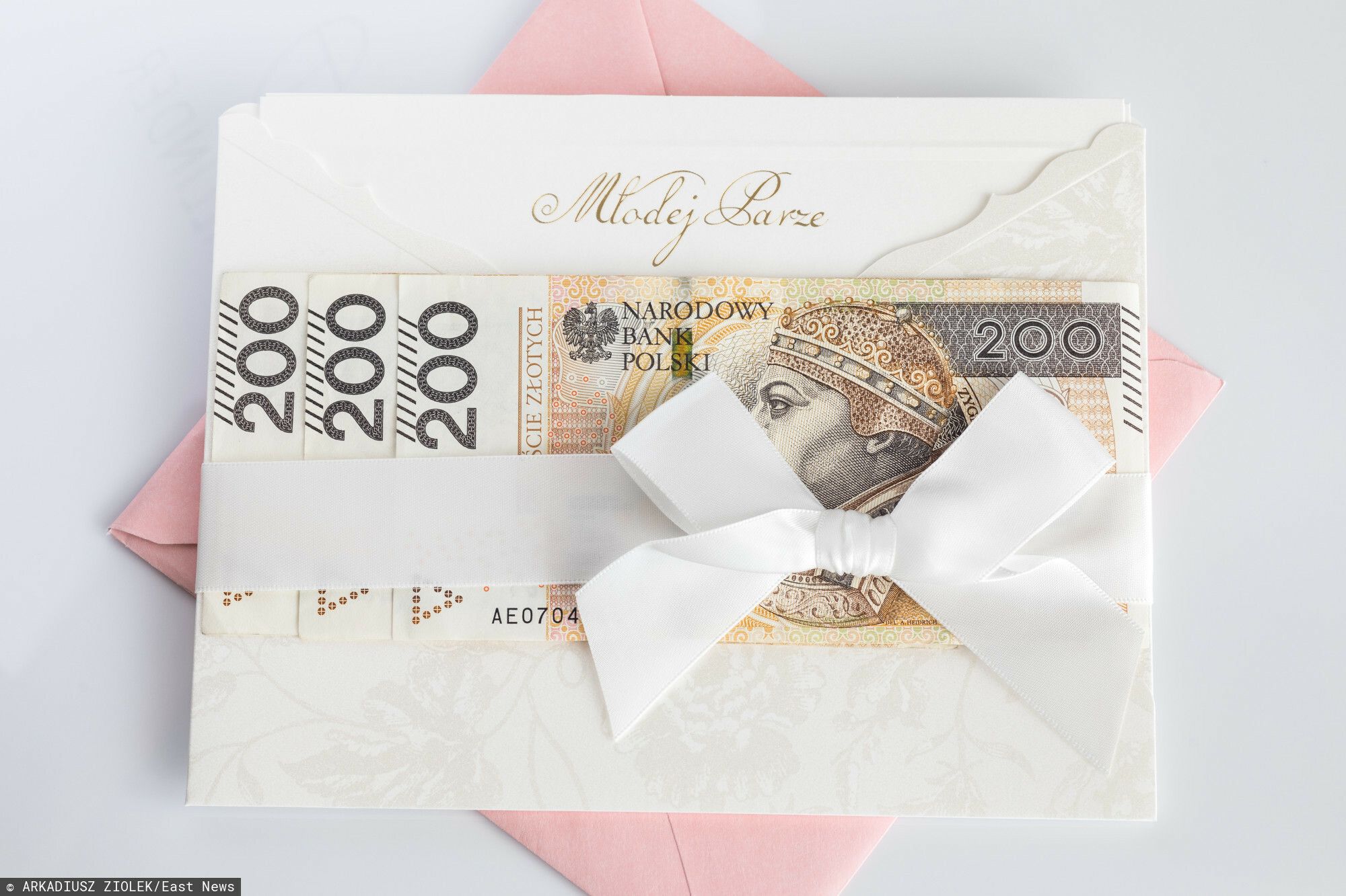 Tyle Czesi wkładają do koperty na wesele. Cena „talerzyka” jest wskazówką