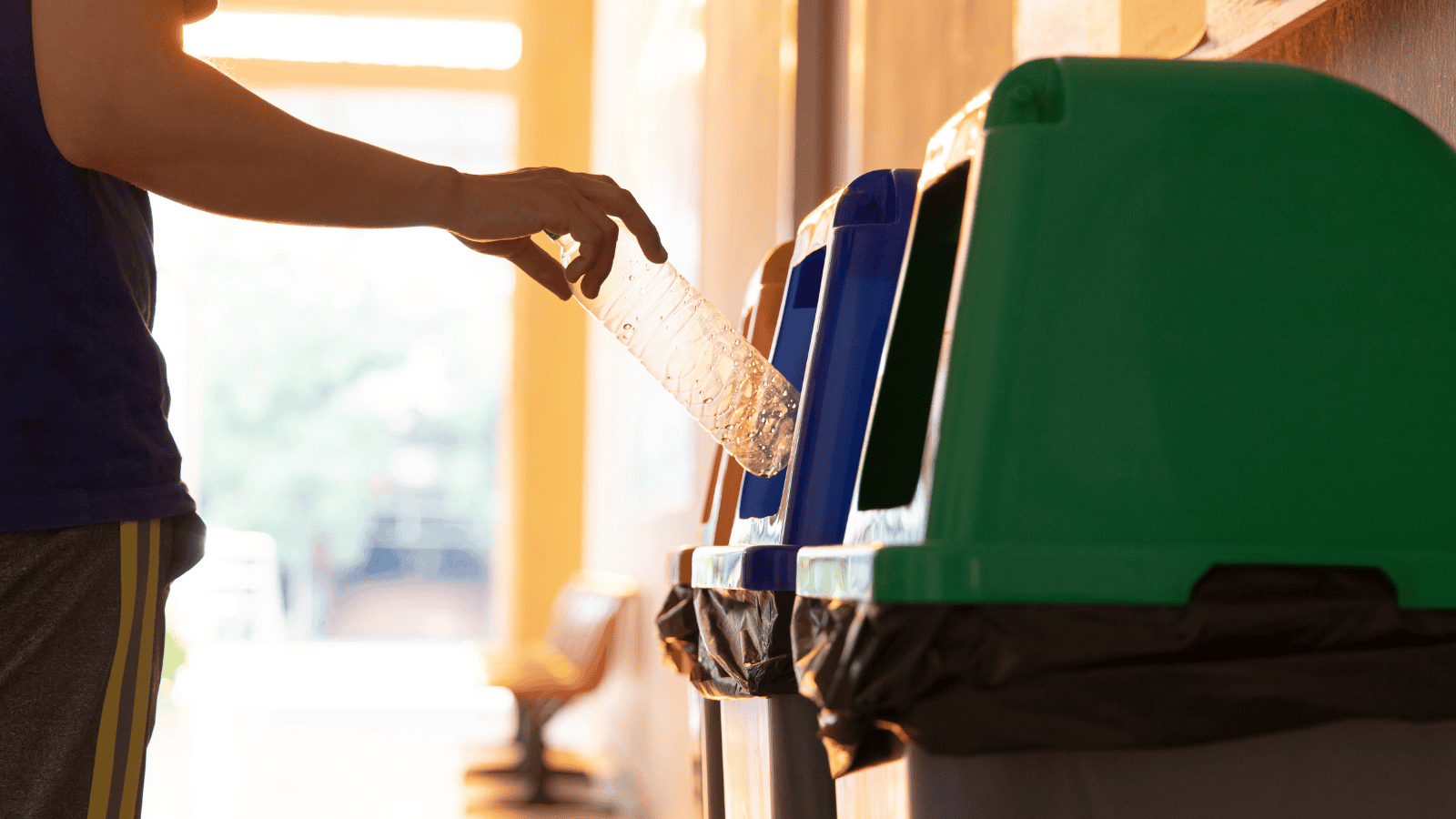 Segregacja odpadów pod lupą. Polacy nie wiedzą, gdzie wyrzucać puszki po rybach